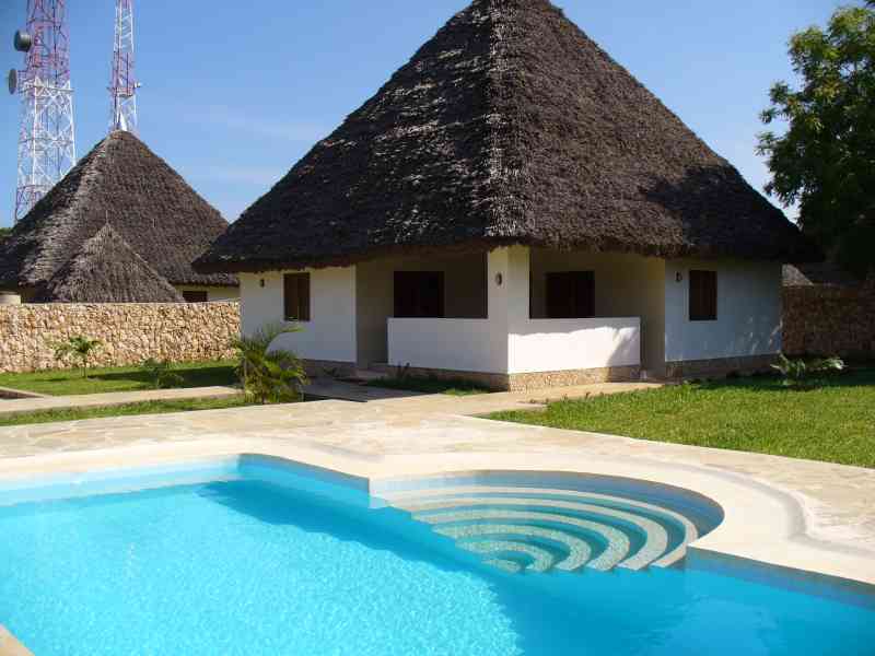 house with swimming-pool